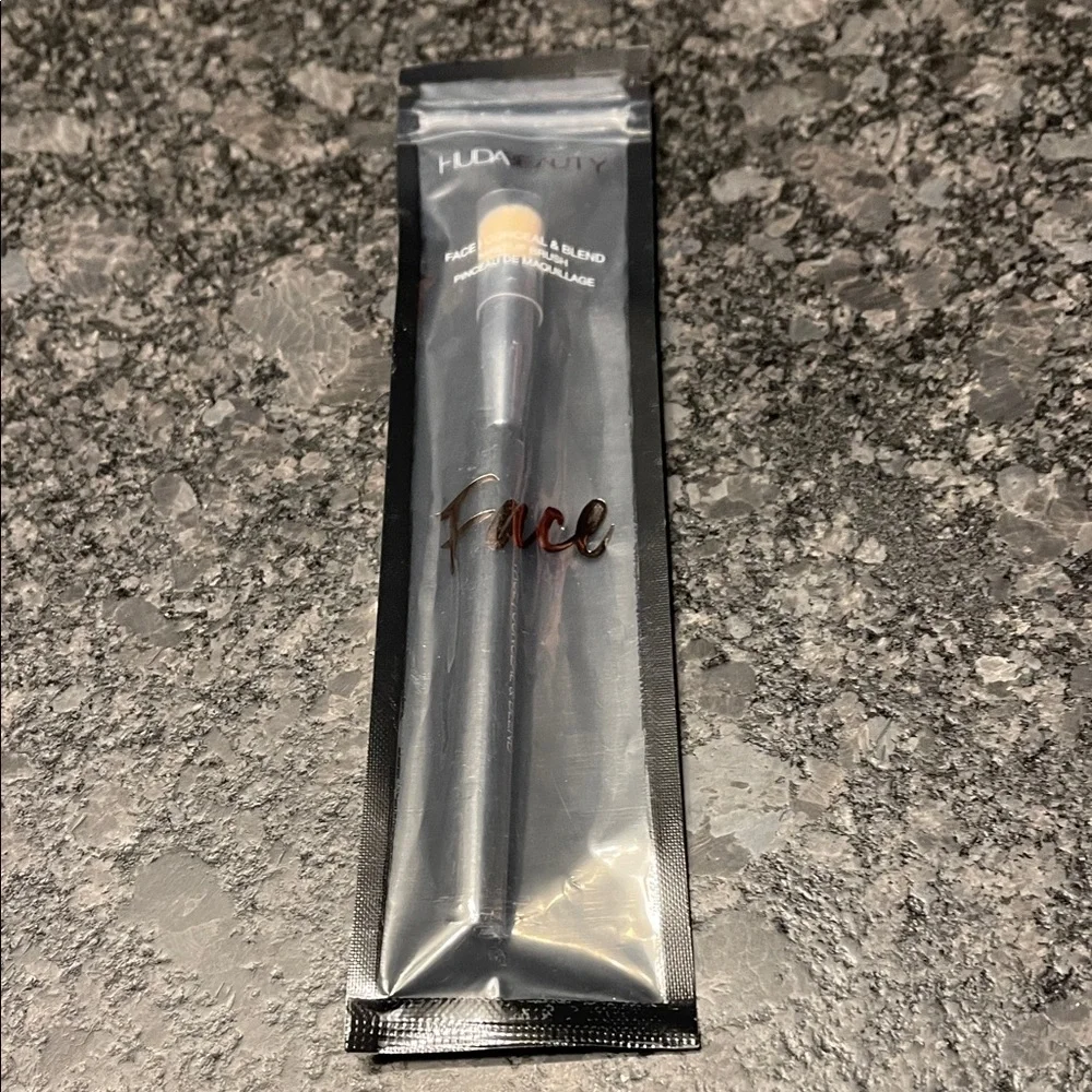 Huda Face Conceal & Blend Make Up Brush, single sided brush